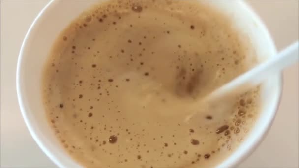 Une Cuillère Plastique Blanc Interfère Avec Cappuccino Café Avec Mousse — Video