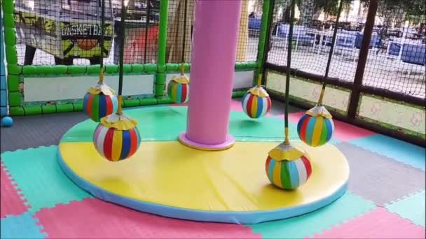 Kinderen Multi Gekleurde Roterende Entertainment Complex Met Opknoping Ballen — Stockvideo
