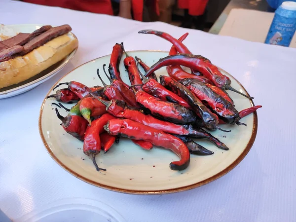 Κόκκινη Πιπεριά Πιπεριά Καυτερή Ψημένη Λευκό Πιάτο — Φωτογραφία Αρχείου