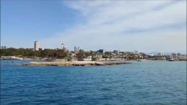 Antalya, Türkiye, 14 Ağustos 2023. Güzel mavi Akdeniz 'de dalgalar ve kıyılarda çeşitli binalar ve oteller