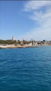 Antalya, Türkiye, 14 Ağustos 2023. Güzel mavi Akdeniz 'de dalgalar ve kıyılarda çeşitli binalar ve oteller