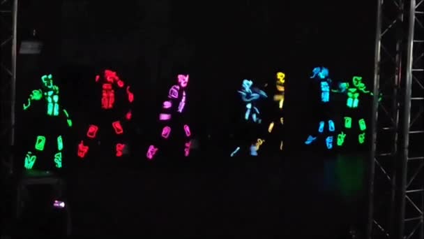 9月12日 土耳其安塔利亚 一群穿着艳丽霓虹灯服装的舞者在黑暗的舞台上跳舞 — 图库视频影像