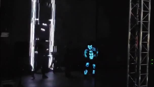 9月12日 土耳其安塔利亚 一群穿着艳丽霓虹灯服装的舞者在黑暗的舞台上跳舞 — 图库视频影像