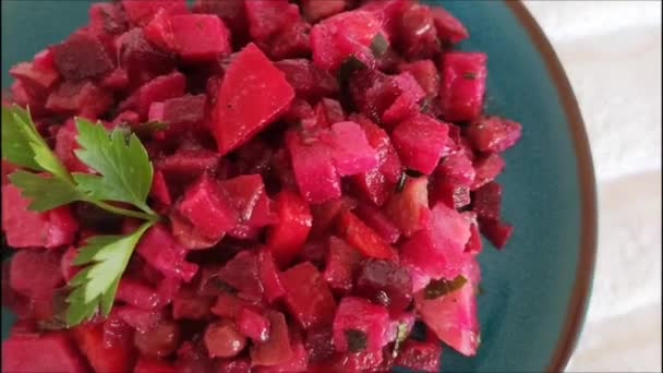 Delicioso Vinagrete Salada Legumes Russo Com Beterraba Uma Placa Cerâmica — Vídeo de Stock