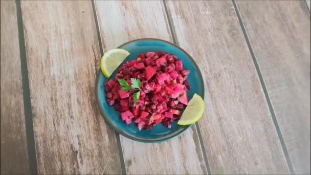 Delicioso Vinagrete Salada Legumes Russo Com Beterraba Uma Placa Cerâmica — Vídeo de Stock