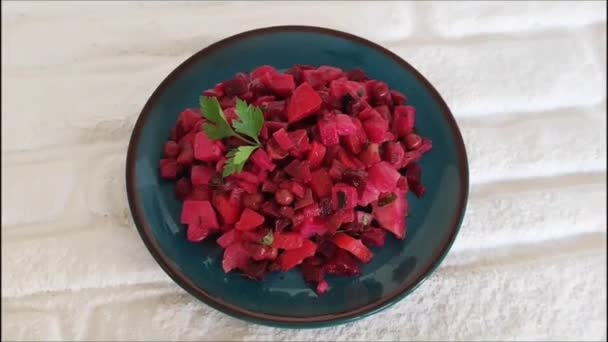 Deliciosa Ensalada Verduras Rusa Vinagreta Con Remolacha Plato Cerámica Azul — Vídeos de Stock