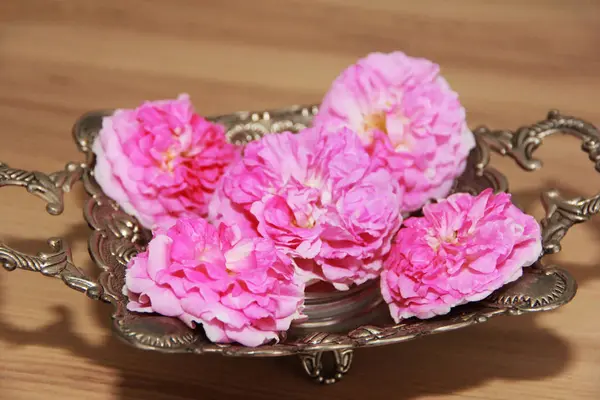 Красиві Натуральні Рожеві Квіти Троянди Декоративній Металевій Вазі Коричневому Дерев — стокове фото