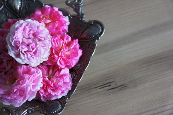 Beautiful Natural Pink Rose Flowers Decorative Metal Vase Brown Wooden — Stock Photo, Image