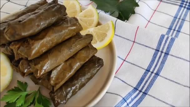 Dolma Turca Oriental Tradicional Hecha Hojas Uva Rellenas Arroz Carne — Vídeos de Stock
