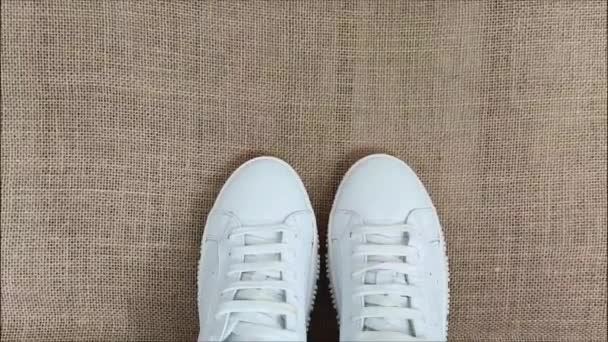 Antalya Turquía Septiembre Zapatillas Deportivas Cuero Blanco Con Cordones Sobre — Vídeo de stock
