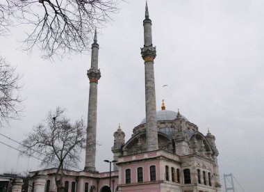 Antalya, Türkiye, 12 Eylül 2023. Kubbeli ve minareli geleneksel Doğu Türk Camii