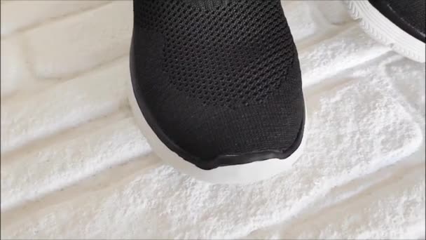 Μαύρο Ύφασμα Αθλητικά Sneakers Άσπρες Σόλες Λευκό Φόντο Τούβλο — Αρχείο Βίντεο