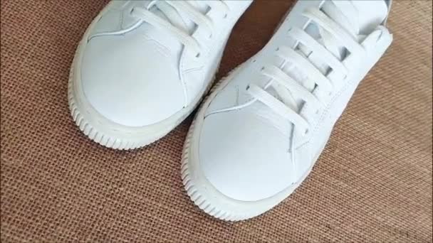 白色皮鞋 鞋带为褐色背景 — 图库视频影像