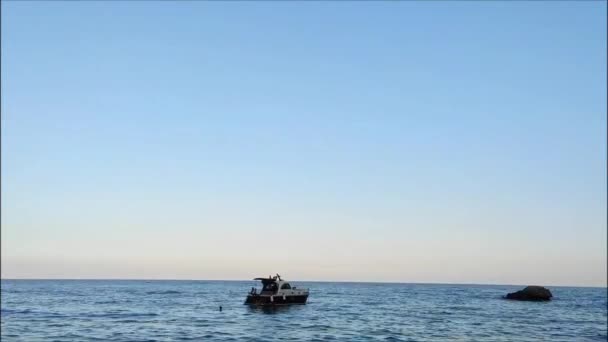 Een Plezierboot Dobbert Golven Van Blauwe Middellandse Zee Alle Rust — Stockvideo