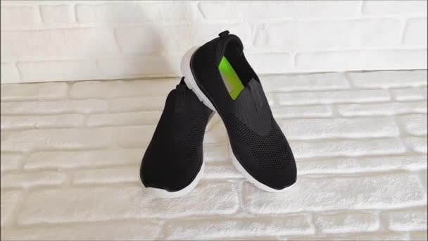 Zapatillas Deportivas Tela Negra Con Suelas Blancas Sobre Fondo Ladrillo — Vídeos de Stock