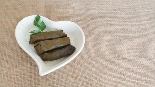 Deliciosa Dolma Turca Oriental Tradicional Hecha Hojas Uva Rellenas Arroz — Vídeos de Stock