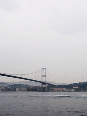 Antalya, Türkiye, 24 Eylül 2023. İstanbul Boğazı üzerindeki asma köprü bulutlu bir havada