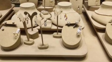 Antalya, Türkiye, 12 Ekim 2023. Vitrinde çeşitli kadın mücevherleri, küpeler, yüzükler, bilezikler ve kolyeler var.