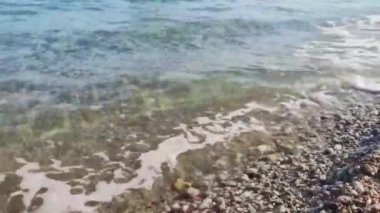 Akdeniz 'in kayalık kıyılarındaki güçlü dalgaları