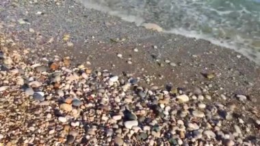 Akdeniz 'in kayalık kıyılarındaki güçlü dalgaları