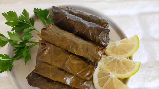 Deliciosa Dolma Oriental Hecha Hojas Uva Rellenas Arroz Con Perejil — Vídeos de Stock
