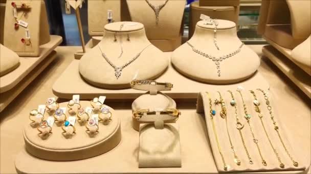 Různé Zlaté Dámské Šperky Náhrdelníky Prsteny Náramky Výloze Obchodu — Stock video