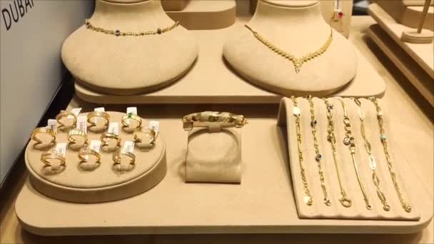 Různé Zlaté Dámské Šperky Náhrdelníky Prsteny Náramky Výloze Obchodu — Stock video