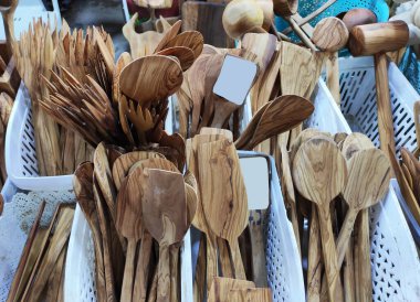 Market vitrininde, yemekleri karıştırmak için ahşap kaşık.