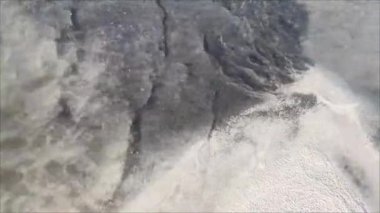 Gri ve beyaz volkanik küçük kum ve berrak göl suyu