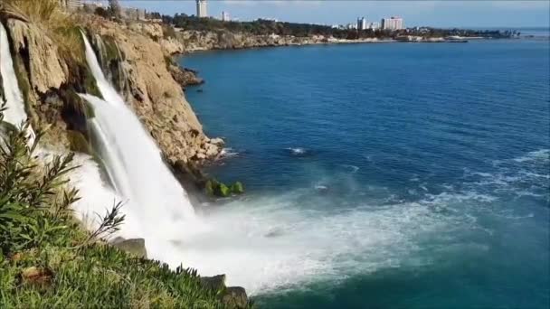 透明な水が青い地中海に落ちる美しい滝 — ストック動画