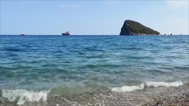 Nádherné Modré Středozemní Moře Skalnatým Pobřežím Loděmi Obzoru — Stock video