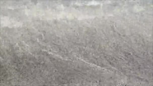 灰白色的火山 小沙和清澈的湖水 — 图库视频影像