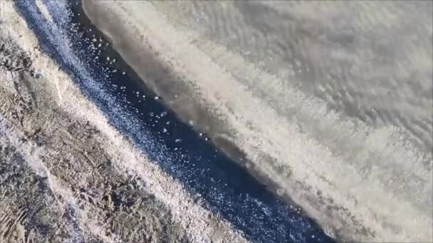 Серый Белый Вулканический Песок Чистая Вода Озера — стоковое видео