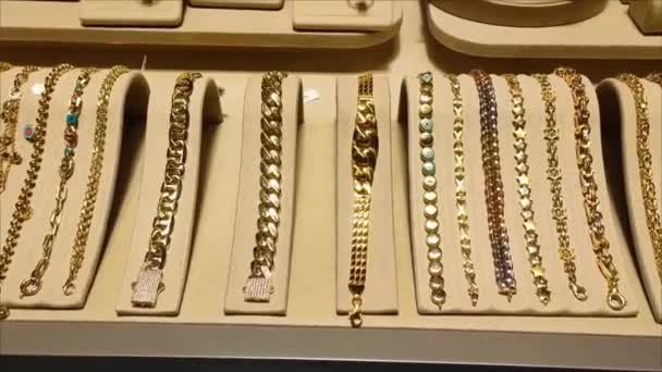 Bracelets Pour Femmes Avec Des Pierres Précieuses Sur Fenêtre Bijouterie — Video