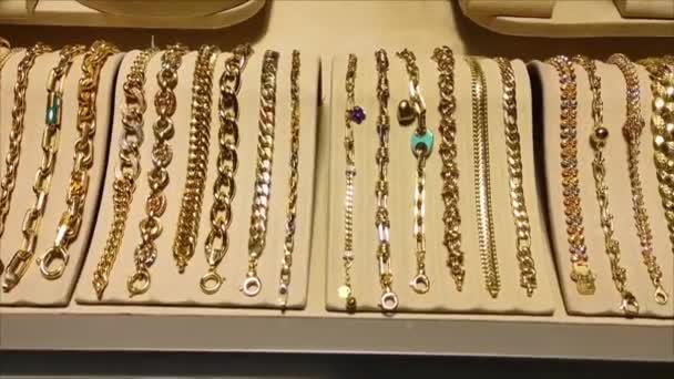 Guld Kvinnors Armband Med Ädelstenar Smycken Butiken Fönstret — Stockvideo