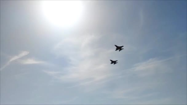 Aereo Combattimento Militare Vola Nel Cielo Blu — Video Stock