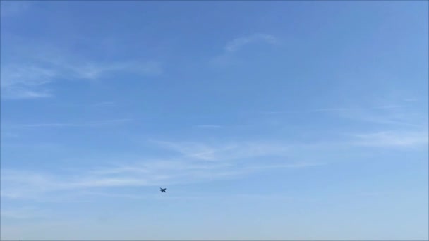 一架军用战斗机在蓝天中飞行 — 图库视频影像