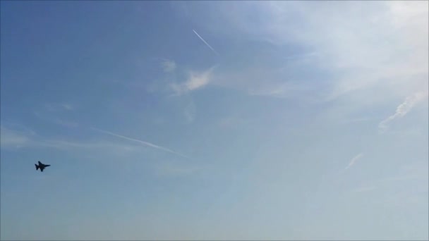 Mavi Gökyüzünde Bir Savaş Uçağı Uçuyor — Stok video