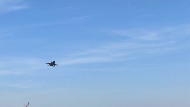 Ein Militärisches Kampfflugzeug Fliegt Blauen Himmel — Stockvideo