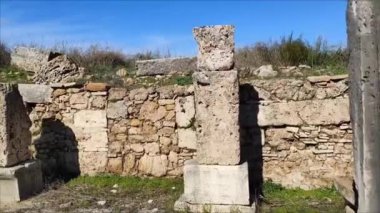 Eski şehrin eski taş harabeleri.