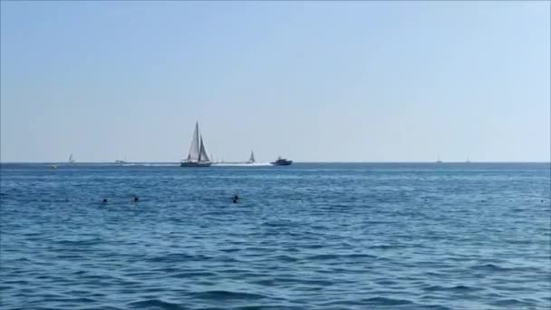 Barco Flotante Yate Horizonte Del Mar Mediterráneo Azul Metraje De Stock