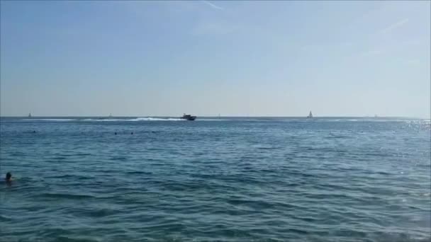 Barco Flotante Yate Horizonte Del Mar Mediterráneo Azul Vídeo De Stock
