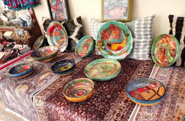 Güzel yemek tabakları ve vitrininde çeşitli renkli desenler var.