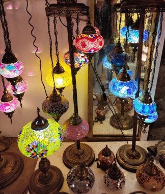 Geleneksel Doğu Arap mozaiğinden yapılmış çok renkli lambalar