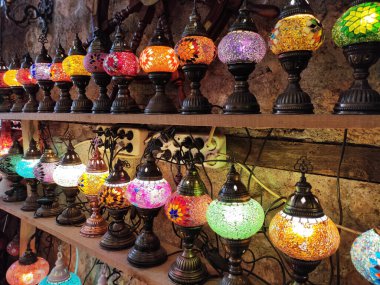 Geleneksel Doğu Arap mozaiğinden yapılmış çok renkli lambalar