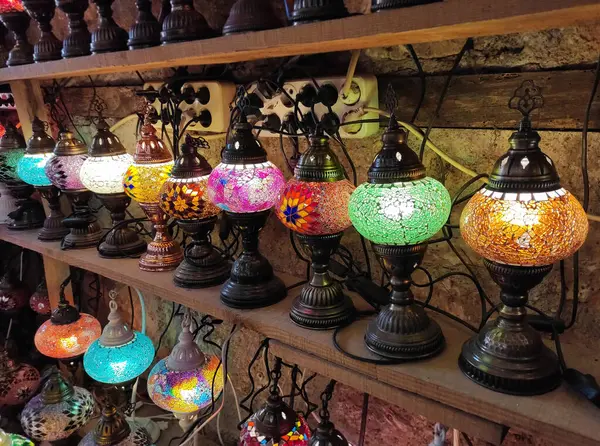 Geleneksel Doğu Arap mozaiğinden yapılmış çok renkli lambalar