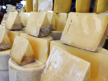 Lezzetli sarı peynir, vitrinde parçalara ayrılmış.