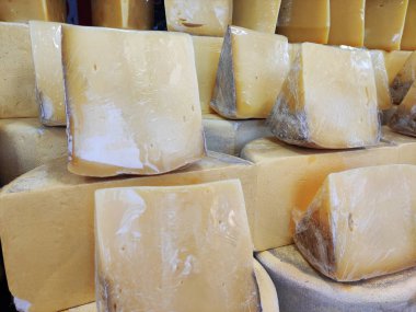 Lezzetli sarı peynir, vitrinde parçalara ayrılmış.