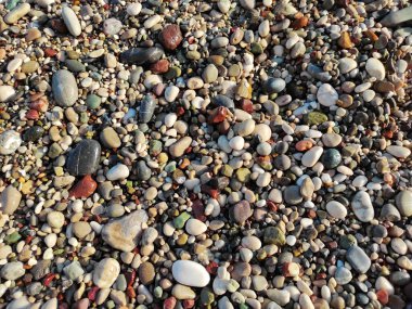 Renkli küçük ve büyük deniz taşları