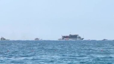 Zevkli yatlar ve ufuktaki mavi denizde tekneler